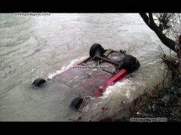 ДТП на Закарпатье: Opel Astra съехал в реку, водитель погиб. ФОТО