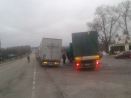 В Черниговской обл. активисты заявляют о прекращении акции по блокированию российских грузовиков