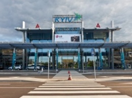 В аэропорту «Киев» ищут бомбу. Людей эвакуировали