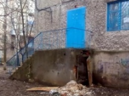 ЧП в Стаханове: женщин едва не погибла, провалившись в подвал (ФОТО)