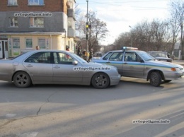 В Каменце-Подольском полицейские заблокировали пьяного на Mercedes. ФОТО