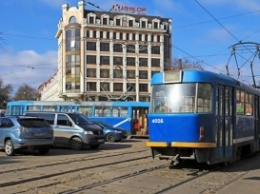 На Тираспольской площади трамваи устроили тусовку: из-за поломки остановилось десять составов