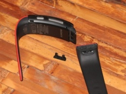Sony SmartBand SWR-30: «умный» браслет с E-Ink-дисплеем и съемными ремешками