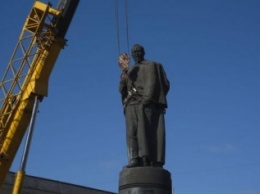 В Днепродзержинске активисты заплевали памятник