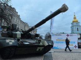 На Михайловской площади стоит боевой танк «Оплот»