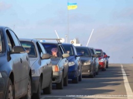 На КПВВ "Новотроицкое" образовались километровые очереди из автомобилей, - ГПСУ