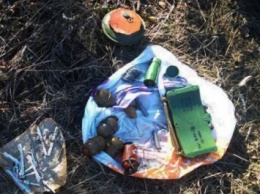 Боеприпасы и взрывчатку нашли возле дамбы в Марьинском районе