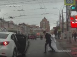 Шо там у кацлов: на России невеста выбежала на дорогу и побила жениха... ВИДЕО