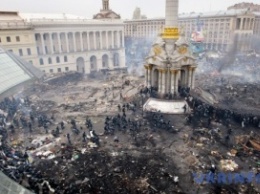 На Майдане началось трехдневное "лепестковое шествие" памяти героев Небесной сотни