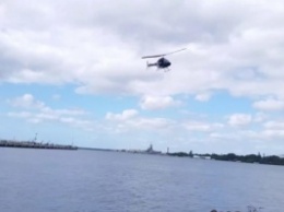 На Гавайях вблизи "Перл-Харбора" гражданский вертолет совершил жесткую посадку