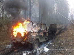 «Яке безглузде самогубство»: убегая от пограничников, контрабандисты сожгли авто с 20 ящиками сигарет