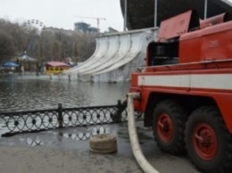 В парке им. Глобы спасатели откачивают воду из озера