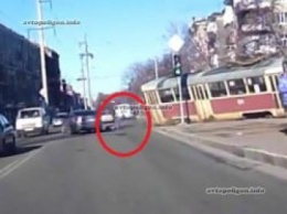 ВИДЕО, как в Харькове трамвай сбил пешехода под колеса автомобиля