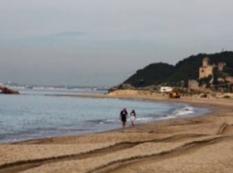 Испания: Каталонский пляж подключился к электросети и Интернету