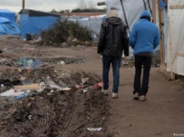 Французские власти выселяют беженцев из лагеря в Кале