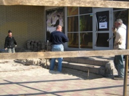В Запорожье строители кафе снесли трамвайную остановку