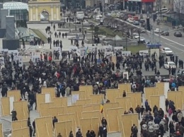Активисты в Киеве перекрыли движение транспорта по Крещатику