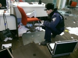 Группы лиц в Киеве забросали камнями два банка и офис, полиция расследует "хулиганство"