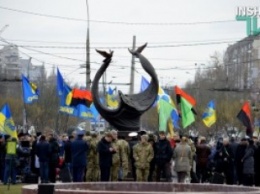 Николаевцы почтили память Небесной сотни: делились воспоминаниями и прошли маршем по центру города
