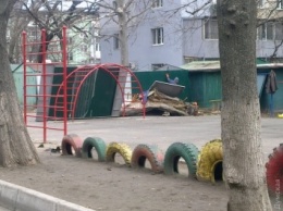 В Одессе на месте детской площадки неизвестные устанавливают гаражи