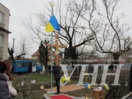 На месте будущего мемориала Героям АТО в Ужгороде освятили крест