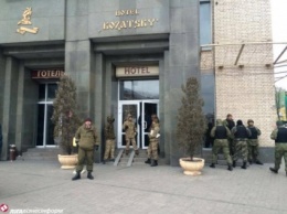 Люди в камуфляже заняли актовый зал отеля Козацкий на Майдане