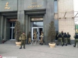 Несколько десятков человек заняли актовый зал отеля "Козацкий" на Майдане Независимости