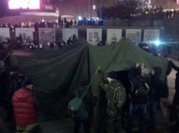На Майдане начали устанавливать палатки