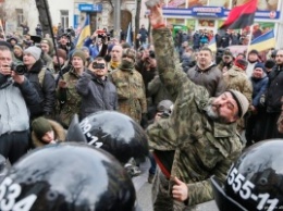 В центре Киева проходит массовый стихийный митинг