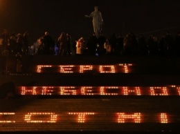 Небесная сотня: в Одессе выложили из свечей огромную надпись в память о героях демократии (фото, видео)