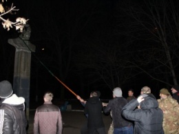 Первомайские активисты снесли памятник Петровскому