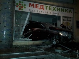 На проспекте Гагарина внедорожник влетел в витрину магазина