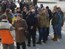Запорожцы забросали яйцами автобус активистов, протестующих против сноса памятника Ленину