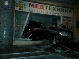 В Одессе Mercedes въехал в магазин, уходя от погони