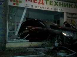 В Одессе пьяный водитель Mercedes влетел в магазин, пытаясь скрыться от патрульных