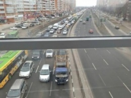 В Харькове автомобиль столкнулся с трамваем, движение транспорта парализовано