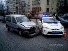 ДТП во Львове: патрульные полицейские столкнулись с Peugeot Partner. ФОТО