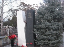 В Запорожье замгубернатора и экс-редактор принесли цветы на могилу Поляка