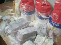 На территорию "ЛНР" пытались вывезти 740 тыс. грн и почти 300 банковских карточек в пакетах с мукой