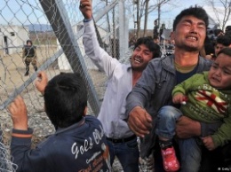 Греческие власти вывезли мигрантов с границы с Македонией