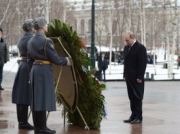 Владимир Путин возложил венок к Могиле Неизвестного солдата