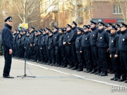 В Центральном районе патрульный спас мужчину, который хотел выброситься с балкона