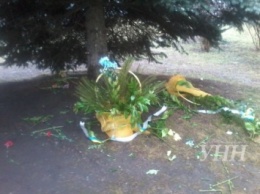К входу Хмельницкой ОГА подбросили разбитые венки от Стелы памяти Героям