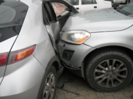 В Краснодаре пьяная парковщица протаранила 17 машин на стоянке