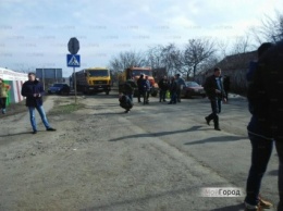 Трасса Н14 в селе Воссиятское разблокирована: людей заверили, что ямочный ремонт дороги проведут