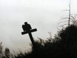 На Днепропетровщине двоих мужчин за надругательство над могилами посадили под домашний арест