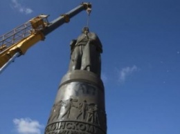На Днепропетровщине избавились от 220 памятников коммунистического прошлого