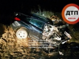 В Киеве на окружной дороге BMW X6 врезался в отбойник и земельную насыпь: на месте погиб парень