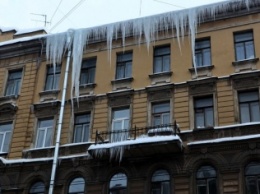 В Екатеринбурге от ледяной глыбы пострадала женщина