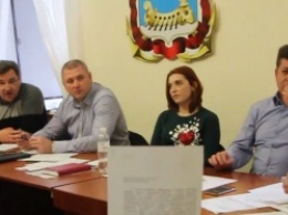 Депутат николаевского горсовета Олег Солтис прилепил жвачку под стол во время заседания комиссии